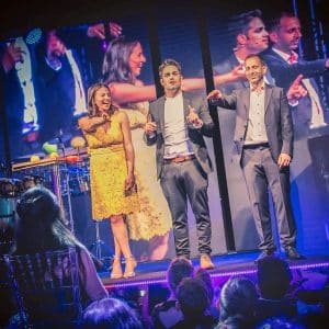 אמן חושים ישראלי מרום מור על הבמה