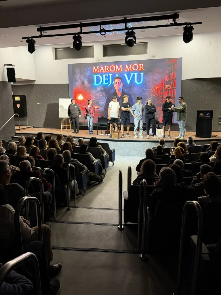 מתנדבים מהקהל על הבמה במופע דז׳ה־וו