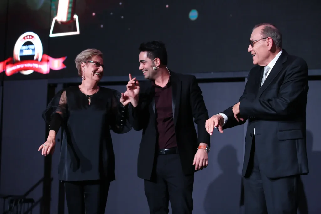 מרום מור מופיע בפני אורחי VIP
