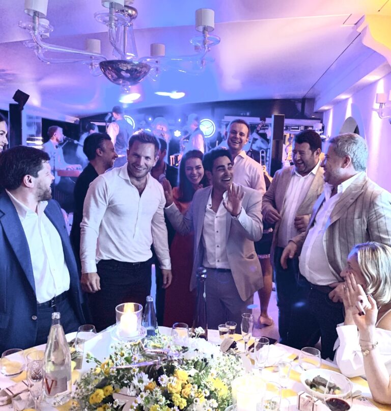 מרום מור עם אורחים באירוע בדרום צרפת